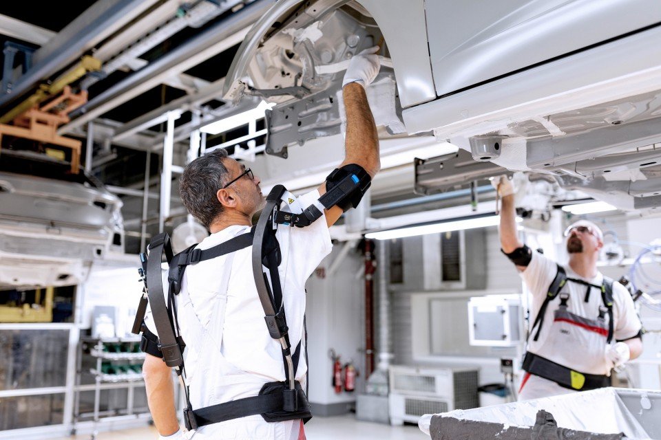 Exoesqueletos en líneas de producción de Audi